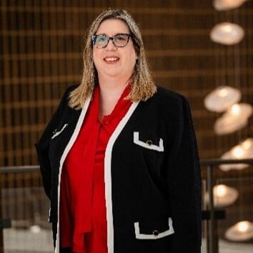 Lynn headshot square